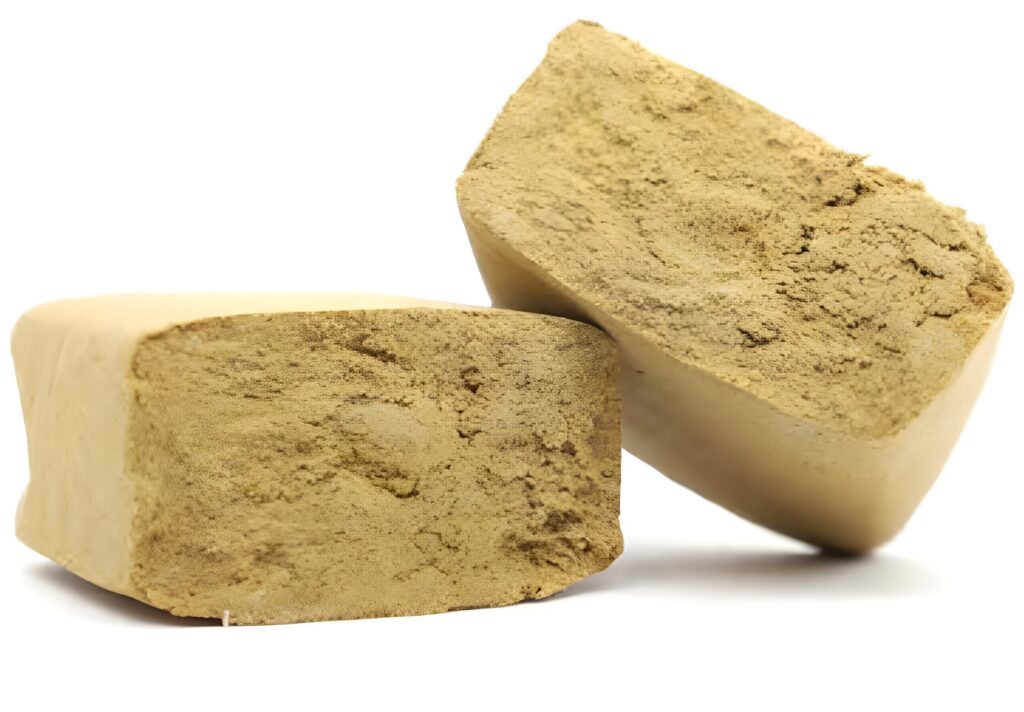 Bloc de résine Amnesia avec une texture dense et une couleur brun clair.