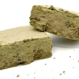 Résine Critical avec une texture lisse et une couleur brune profonde.