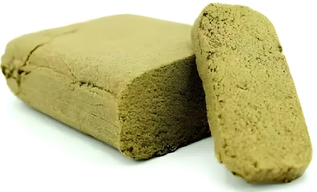Bloc de résine Super Lemon Haze avec une texture légère et une couleur dorée.