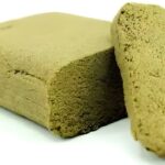 Bloc de résine Super Lemon Haze avec une texture légère et une couleur dorée.
